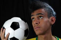 开云体育在线观看-西班牙中场传控技术出色，助球队夺得冠军，西班牙 中场